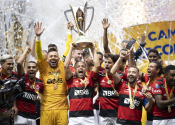 Flamengo bate Palmeiras nos pênaltis e leva Supercopa do Brasil